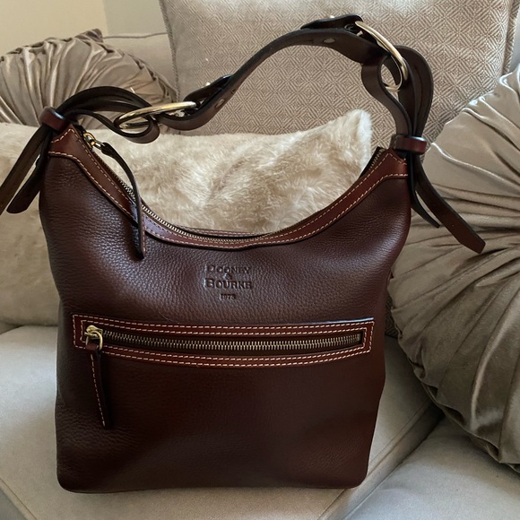 Dooney & Bourke Handbags - GIVVY DEC 31 Like new Amber Dooney & Bourke Medium Stretch Slouched Shoulder Bag